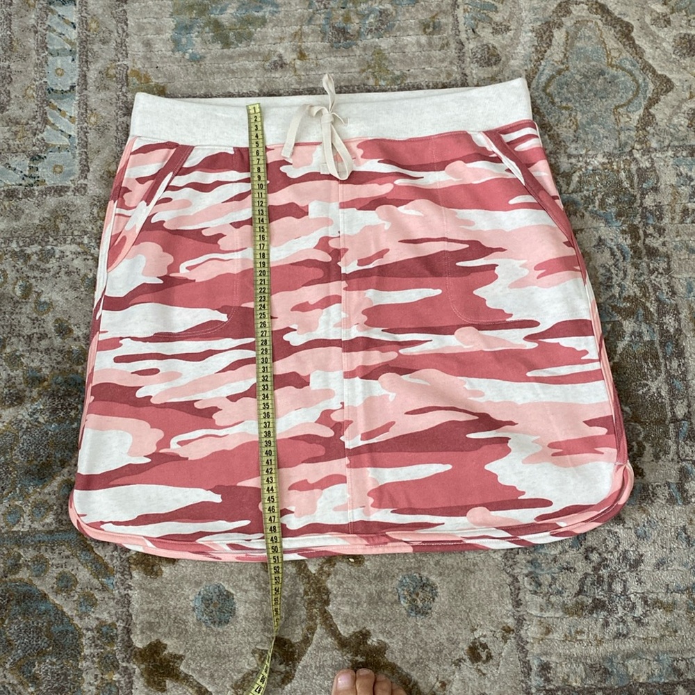 Women skirt, size L, NWT.